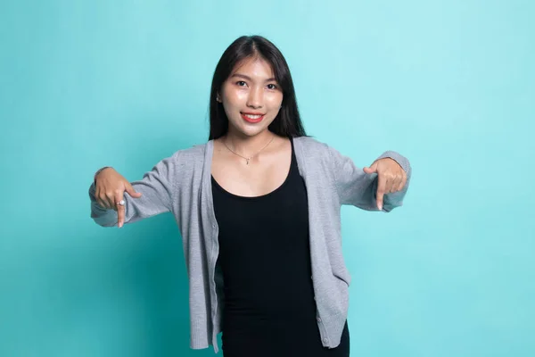 Vacker ung asiatisk kvinna punkt ner till tomt utrymme. — Stockfoto