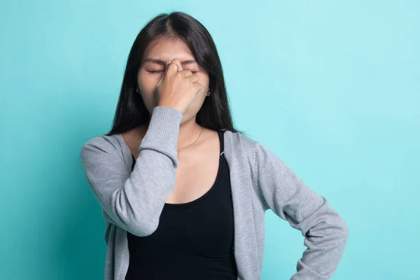 Junge asiatische Frau wurde krank und bekam Kopfschmerzen. — Stockfoto