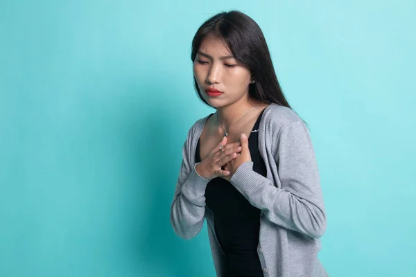 Joven asiática mujer got pecho dolor. —  Fotos de Stock