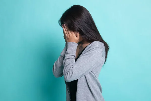 Triste joven asiática llorando con la palma de la mano. —  Fotos de Stock