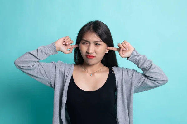 若いアジア女性は、指で両耳をブロックします。. — ストック写真