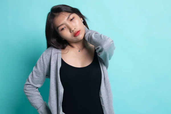 Junge asiatische Frau bekam Nackenschmerzen. — Stockfoto