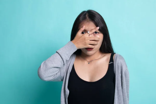 Hermosa joven asiática mujer mirando a través de los dedos. —  Fotos de Stock