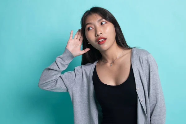 Vacker ung asiatisk kvinna lyssna på något. — Stockfoto