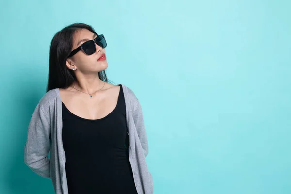 Retrato de una hermosa joven asiática en gafas de sol . — Foto de Stock