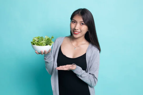 健康的亚裔女子和沙拉. — 图库照片