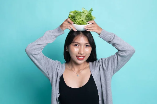 Saludable mujer asiática con ensalada . —  Fotos de Stock