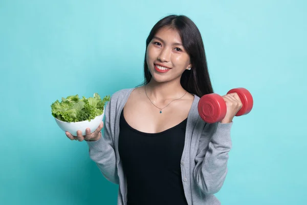 Mujer asiática sana con mancuernas y ensalada . — Foto de Stock