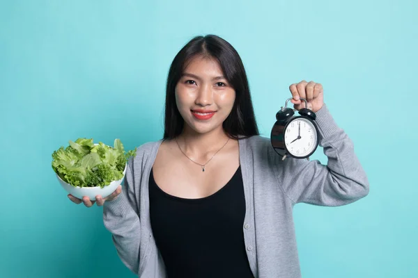 サラダと時計と若いアジア女性. — ストック写真