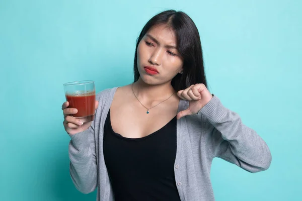 Asiática mujer thumbs abajo odio tomate jugo . —  Fotos de Stock