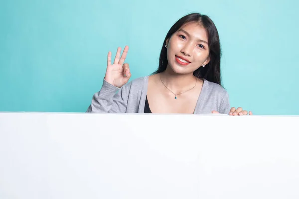 Ung asiatisk kvinna Visa Ok med tomma tecken. — Stockfoto