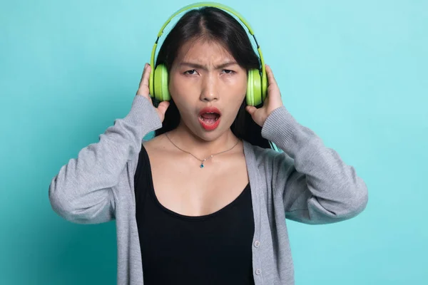 Bonita chica asiática escuchando música con sus auriculares . — Foto de Stock