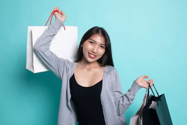 Giovane donna asiatica felice con shopping bag . — Foto Stock