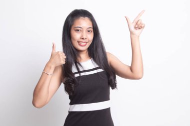 Genç Asyalı kadın noktası ve başparmak yukarıya.