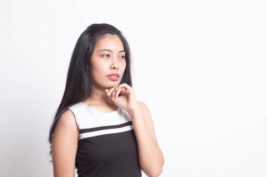 Ciddi genç Asyalı kadın göz uzakta.