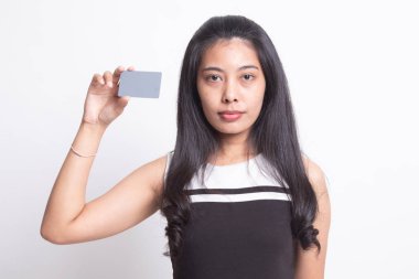 Boş bir kart ile genç Asyalı kadın.