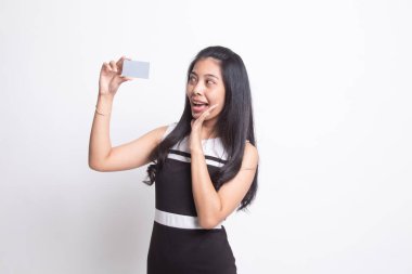 Genç Asyalı kadın ile boş kartı mutlu.
