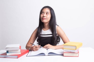 Genç Asyalı kadın kitapları tablo ile bir kitap okumak.