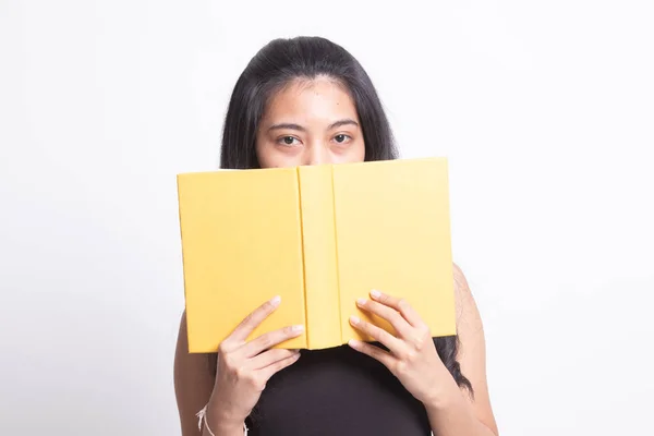 Młoda kobieta azjatyckich z książką pokrycie jej twarz. — Zdjęcie stockowe