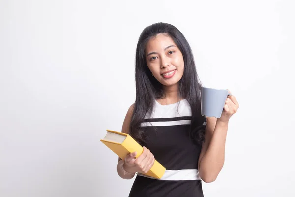 Молодая азиатка с книгой и чашкой кофе . — стоковое фото