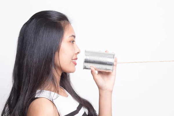 Ung asiatisk kvinna med plåtburk-telefon. — Stockfoto