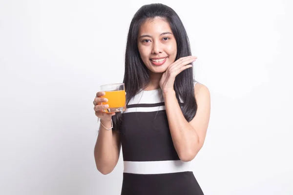 Glad ung asiatisk kvinna drink apelsin juice. — Stockfoto