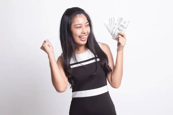 Portret młodej Azjatki pokazującej kupę banknotów — Zdjęcie stockowe