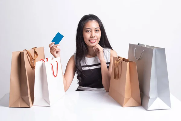 Mujer asiática joven con bolsa de compras y tarjeta en blanco . —  Fotos de Stock