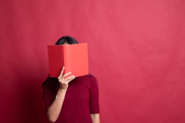 Bir kitapla genç Asyalı kadın kapak yüzü.