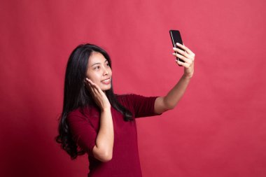 Genç Asyalı kadın selfie ile hareket eden telefon.