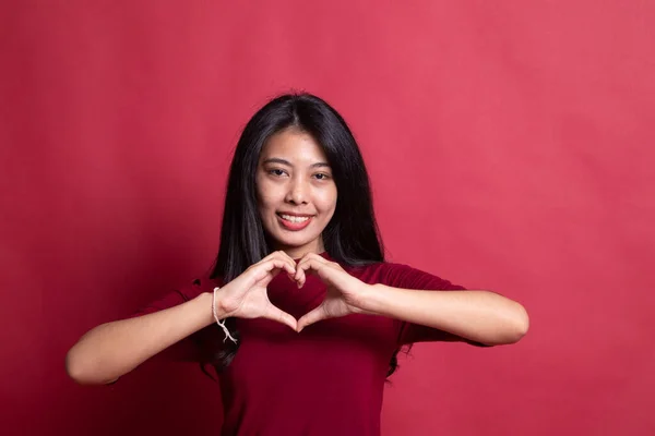Jonge Aziatische vrouw hart hand ziekteverschijnsel vertonen. — Stockfoto