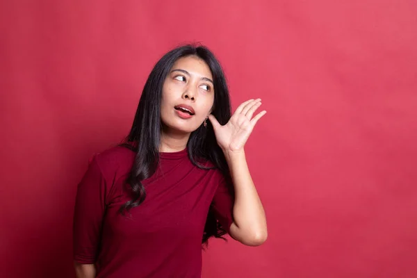 Hermosa joven asiática mujer escuchar algo . —  Fotos de Stock