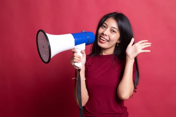 Mooie jonge Aziatische vrouw kondigen met megafoon. — Stockfoto