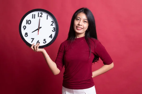 Jeune femme asiatique avec une horloge. — Photo