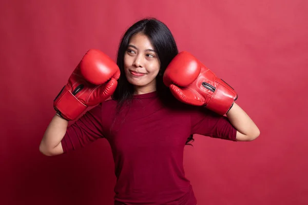 Jovem mulher asiática com luvas de boxe vermelho . — Fotografia de Stock