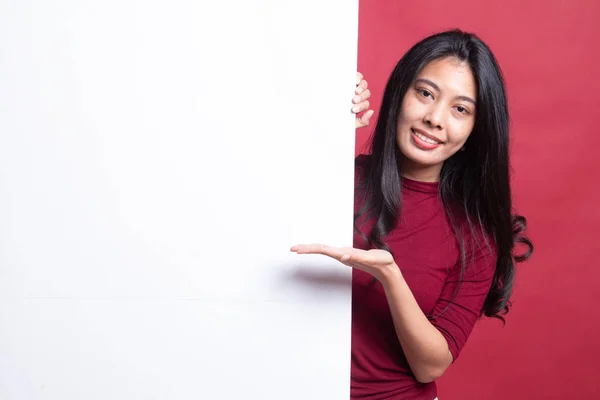 Joven asiática mujer presente en blanco signo con palma mano . — Foto de Stock