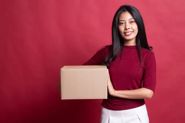 Levering, verplaatsing en uitpakken. jong aziatisch vrouw holding c — Stockfoto