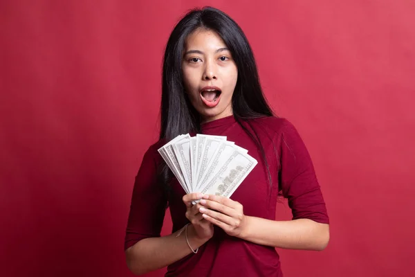 Portret van een jonge Aziatische vrouw met veel bankbiljetten — Stockfoto