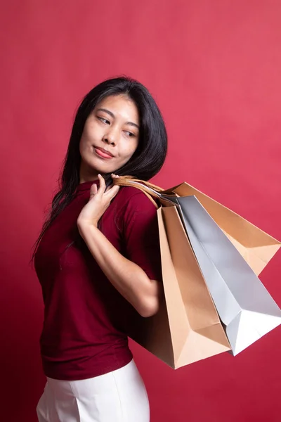 Jonge Aziatische vrouw tevreden boodschappentas. — Stockfoto