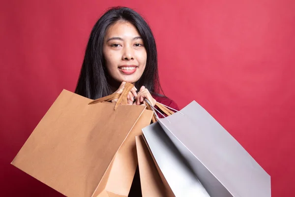 Mooie jonge Aziatische vrouw met shopping tassen. — Stockfoto