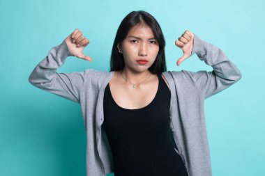 Mutsuz Asyalı kız göster: başparmak aşağı her iki el ile.