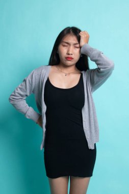 Genç Asyalı kadın hasta ve baş ağrısı var.