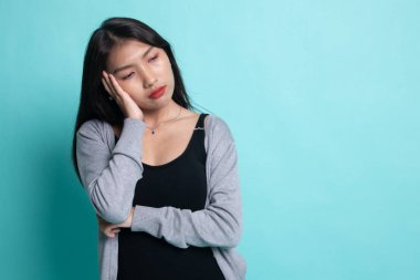 Güzel genç Asyalı kadın almak bıkkın.