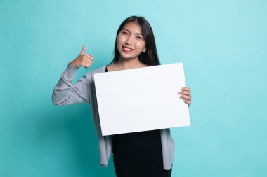 Genç Asyalı kadın ortaya başparmak ile beyaz boş işareti.