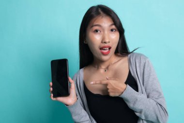 Cep telefonu noktasına heyecanlı genç Asyalı kadın.