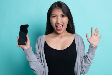 Cep telefonlu genç Asyalı kadın..