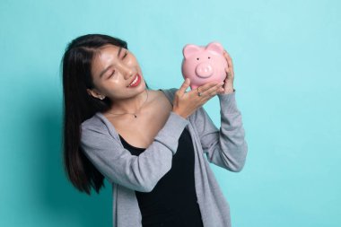Bir domuz para banka ile genç Asyalı kadın.