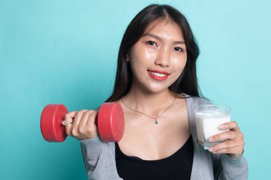 Bir bardak süt ve halter içme sağlıklı Asyalı kadın.