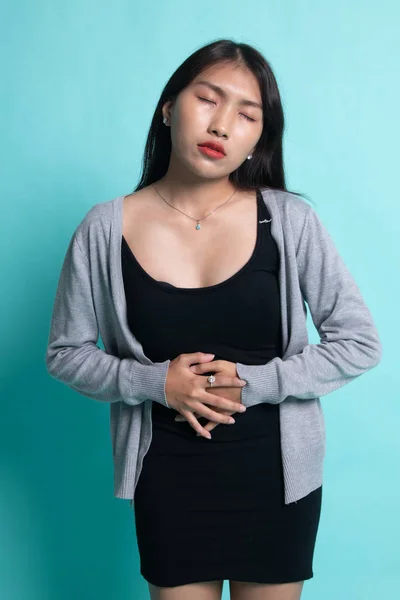 Jovem mulher asiática tem dor de estômago . — Fotografia de Stock