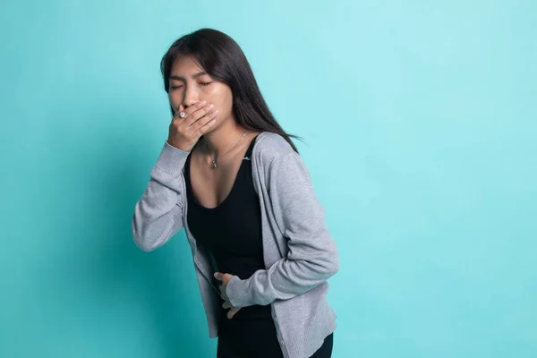 Joven mujer asiática tiene dolor de estómago a punto de vomitar . —  Fotos de Stock